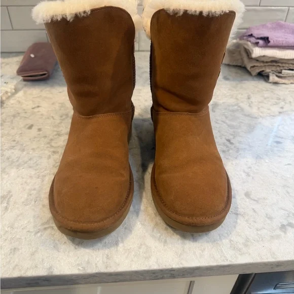 UGG Brown Ankle Boots with Cream Lining - Picture 3 of 6